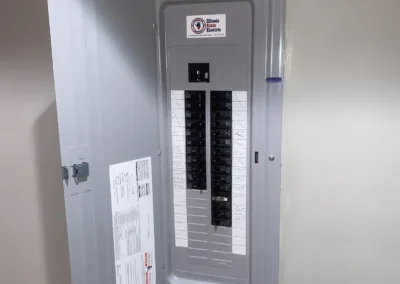 A picture of a receptacle in a room.